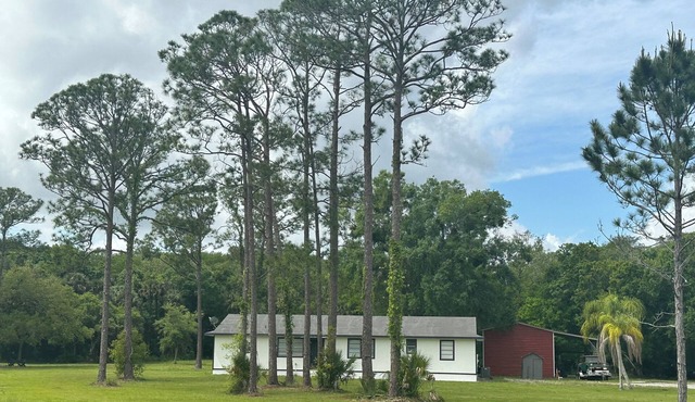 Ole Glory is a Charming 3-bedroom farmhouse in Okeechobee with WiFi, AC