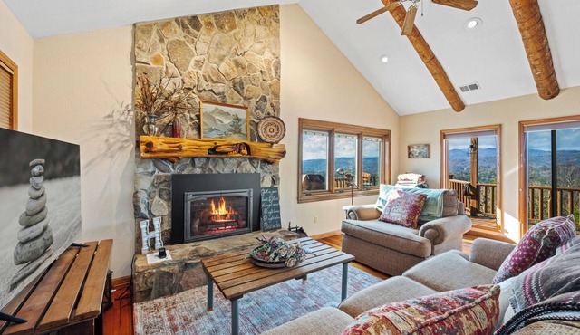 On Eagles Wings: Family Friendly Mtn Top Cabin with views of Grandfather Mountai