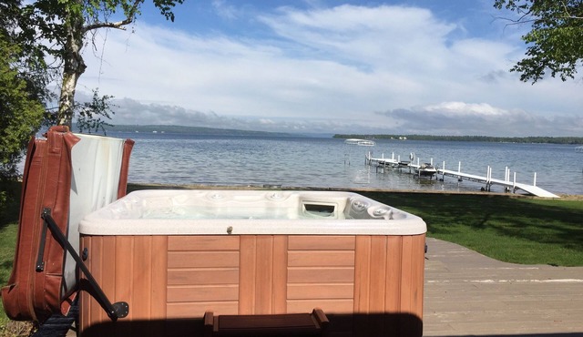 ON LAKE CHARLEVOIX - 5 MINUTES FROM DOWNTOWN CHARLEVOIX