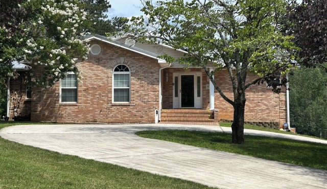 ON THE LAKE! Relax at Watts Bar Lake Spacious 4-bedroom house, behind Boat ramp