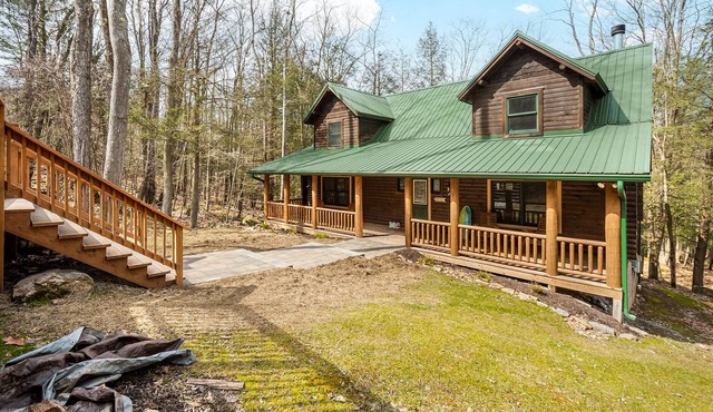 On the Rocks | Central, Quiet Location + Hot Tub!