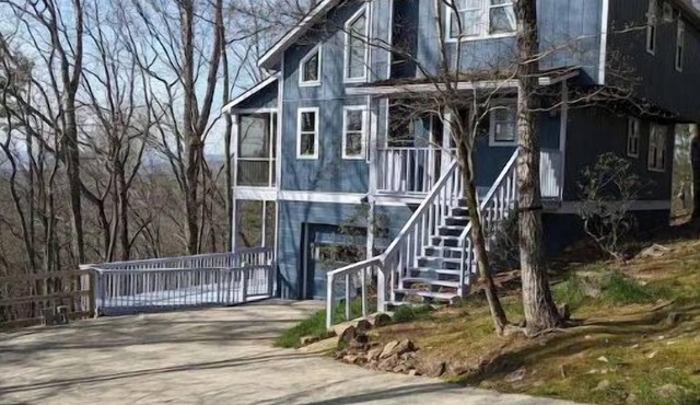 Owl Landing Treehouse retreat with firepit. 12 minutes to Helen & Clarkesville!
