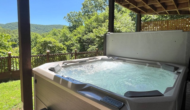 Owner managed! Year Round Mountain View, Hot tub, Firepit, Game Rm, 3 King Beds