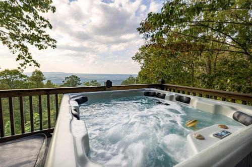 Paradise Found - Lookout Mt Edge, Hot Tub & Views