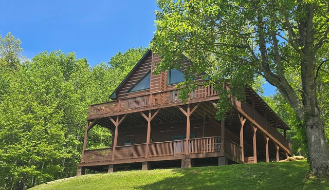 Paradise in the Mountains! Charming 3-bedroom cabin with amazing views!