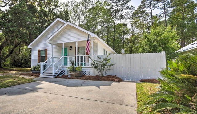 Patio & Gas Grill: Charming Bluffton Escape!