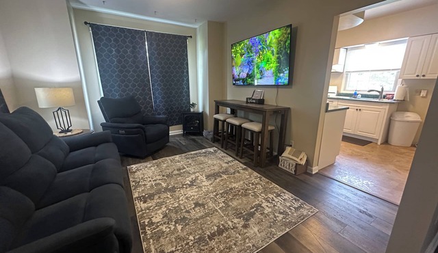 Peaceful 2BR Cottage-Big Backyard Deck, Wi-Fi, Big TV!Nearby parks & PIT Int’l.