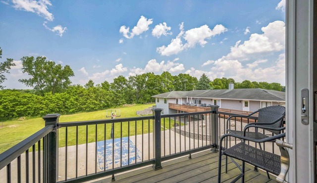 Peaceful 4BR Barn Loft Escape
