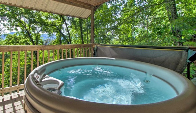 Peaceful Bryson City Cabin - Fire Pit & Hot Tub!
