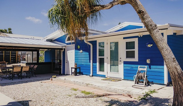 Peaceful home on canal with boat lift, hot tub, and 5 mins to Charlotte Harbor!