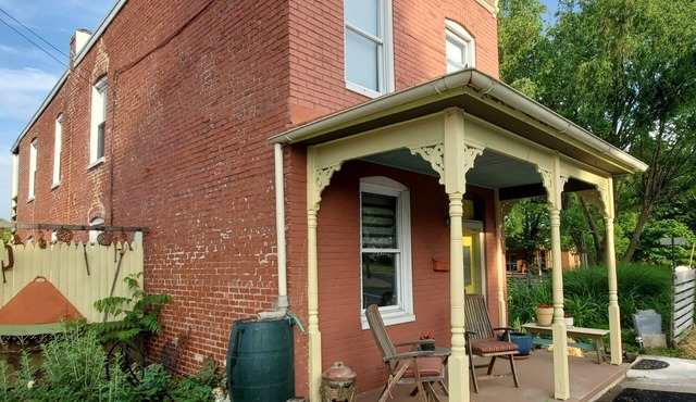 Peaceful Location, Artsy Garden Retreat, Sleeps 7 w/OSP, Small Dog OK