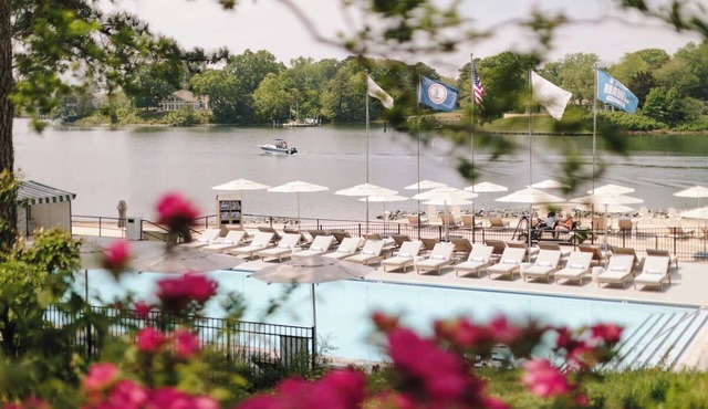 Peaceful, Modern Room Perfect for Groups Seeking Relaxing Waterfront Experience