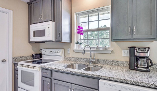 Peaceful Pace Vacation Rental w/Smart TV! in Pace