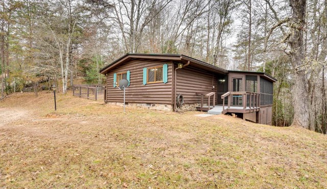 Peaceful Warne Cabin: Fenced Yard & Screened Porch