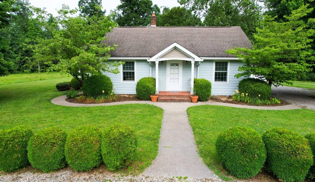 Peaceful Wayside Cottage in the country 5 miles north of Nashville, IN!
