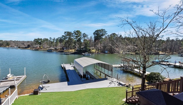 Perfect 4 bed, 3 bath lake getaway w/amazing views in quiet cove!