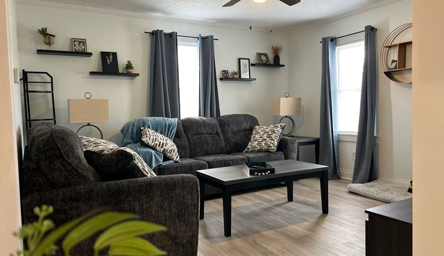 Perfect for Traveling Professionals. Rent By The Month Updated 2BR in Town