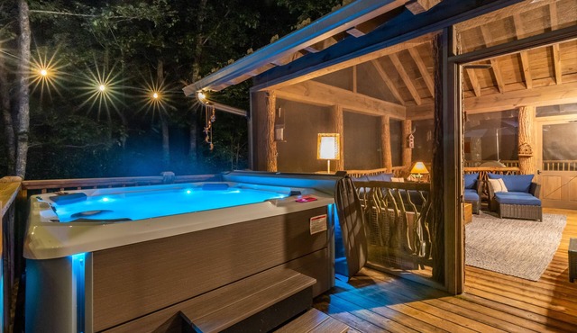 Perfect Highlands Getaway! HOT TUB, Firepit, Zip-line, Close to EVERYTHING!
