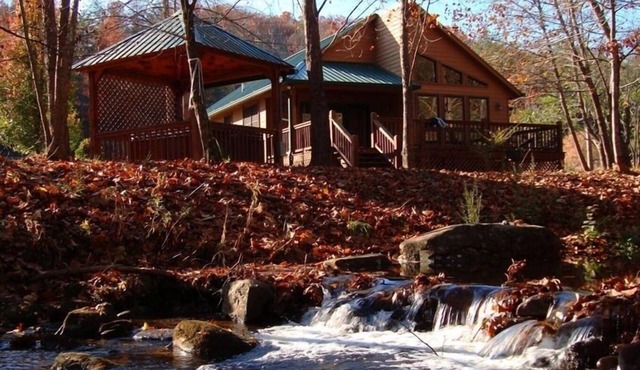 Pet friendly 2br/2ba cabin with hot tub on Rushing Trout Stream!