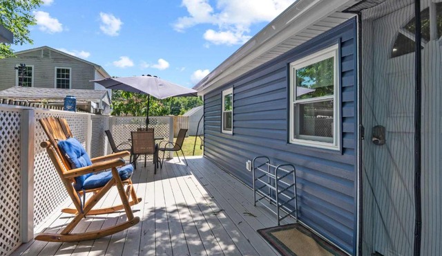 Pet-Friendly Edgewater Cottage Big Fenced Yard