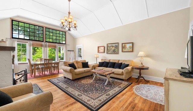 Pet-Friendly, Historic Cottage in Downtown Nashville