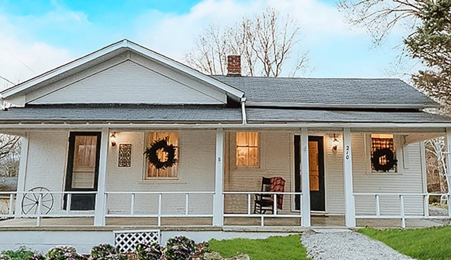 Pet friendly historic home in Downtown Nashville!