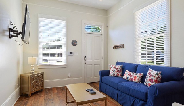 Pet-Friendly home one block from Lafitte Greenway