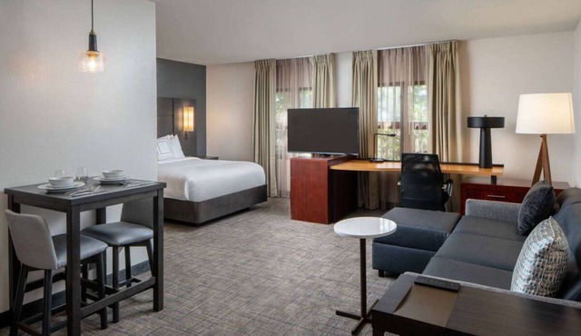 Pet-friendly Hotel! Full Kitchen, Free Breakfast, Outdoor Pool, Near Audubon Zoo