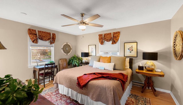 Pet-Friendly Mountain View Cottage - Large deck & views of Blue Ridge Mtns.
