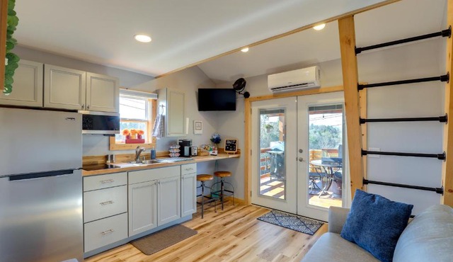 Pet-Friendly Studio w/Hot Tub & Views in Marshall