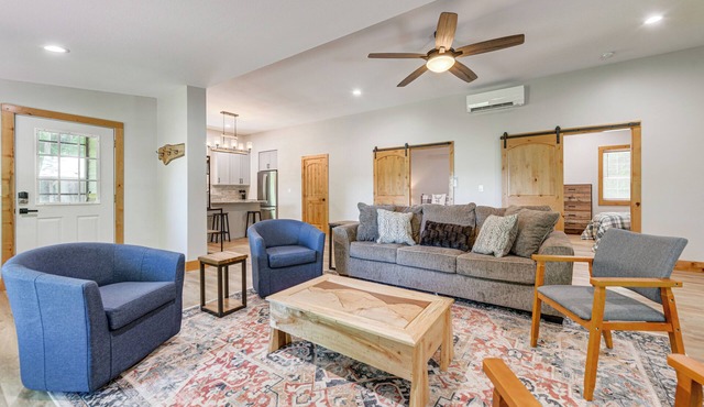 Pet-Friendly Waynesville Cabin w/Deck & Mtn Views