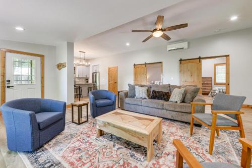 Pet-Friendly Waynesville Cabin w/Deck & Mtn Views