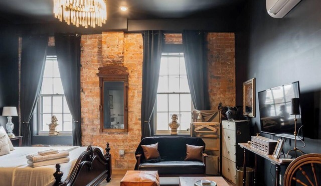 Pickle Factory Hotel—2BR Next to Wenzel Distillery