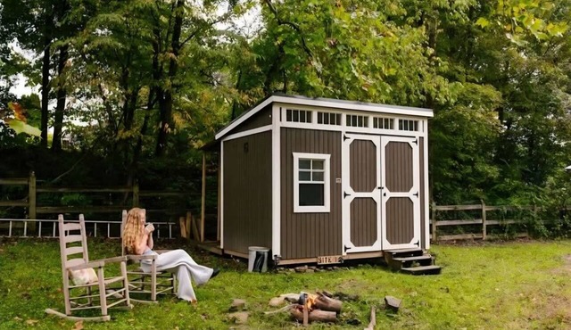Picteresque 1-bedroom Glamp cabin on Bear Hollow Reserve. Hike. Feed fish. Camp