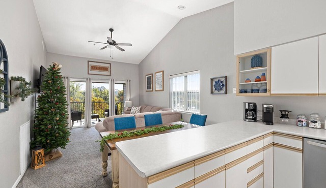 Pool ~ Golf ~ Great Location ~ Near the Landing ~ Cozy Stay ~ View