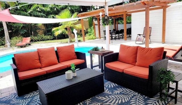 Pool house 10 mins to Siesta Key #1 Bch