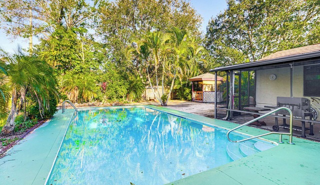 Poolside Oasis: 3 Mi to McKee Botanical Garden