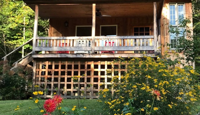 Porch & Pines B&B Cottage – Breakfast Included – Award-Winning 300-Acre Farm