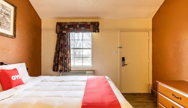 Practical Pet-Friendly Queen Bedroom with Seasonal Outdoor Swimming Pool