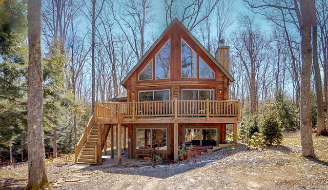 Premier chalet with private hot tub, pool table, firepit & tranquil wooded views