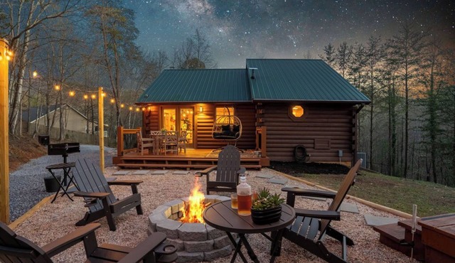 Privacy-Modern Updates-Hot Tub-Sevierville-Couples, Friends or Small Families