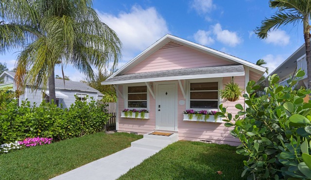 Private 1BR Cottage 2 BLKS to Downtown+Beach Pass!