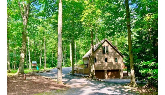 Private (5 Star AirBNB!) Lake Access Chalet w/ Hot Tub