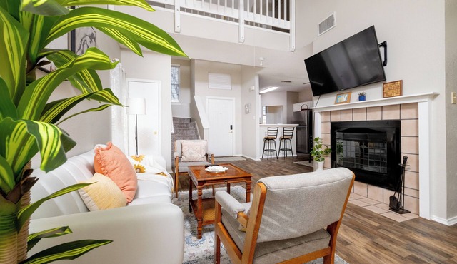Private Backyard + Deck - Near DFW + Toyota Music