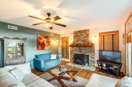 Private Balcony! Mtn-View Sanctuary in Burnsville