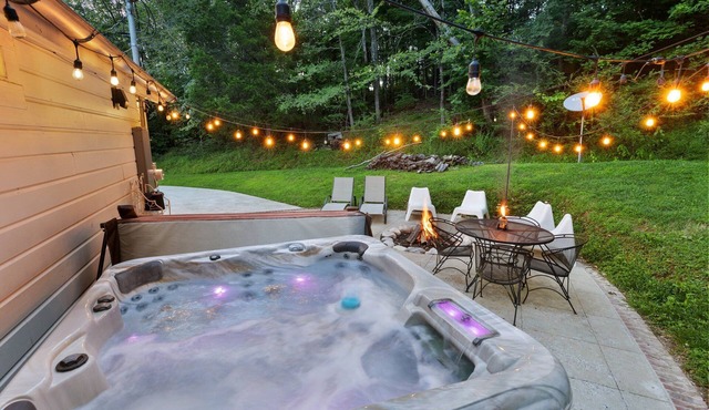 Private Cottage on 1 Acre, Hot Tub, Fire Pit, King Suite