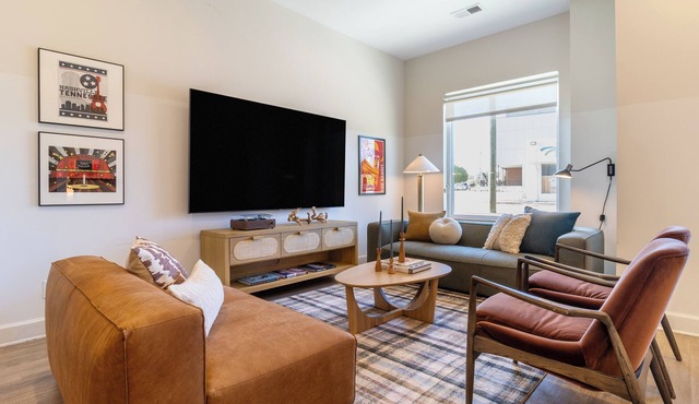 Private Deck | 5 Mins to Broadway | The Conway