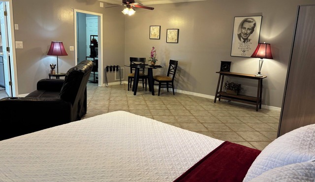 Private entrance, driveway parking, studio with central AC in charming Davenport