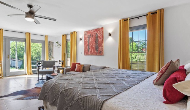 Private King Suite with Spa Bath, Full Kitchen & Pasture Views Near Town
