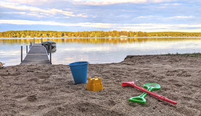Private Lake Front, Fire Pit, Grill, Backyard, AC, Hot Tub